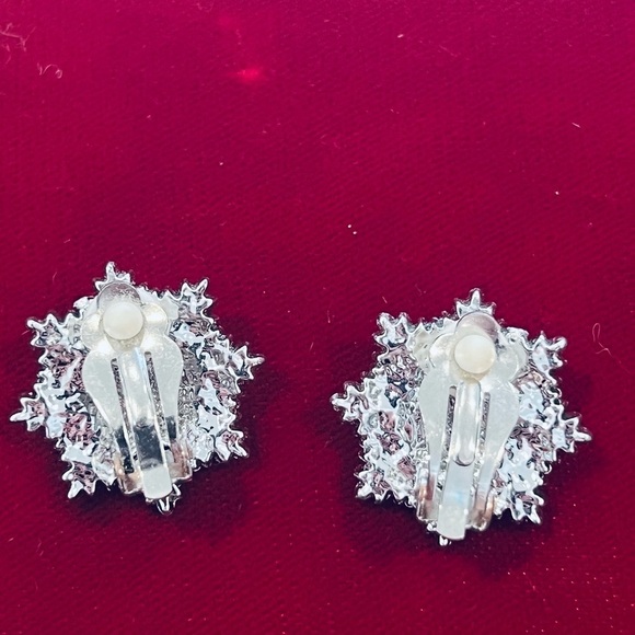 Vintage silver rhinestone Flower snowflake earrings - Picture 3 of 3